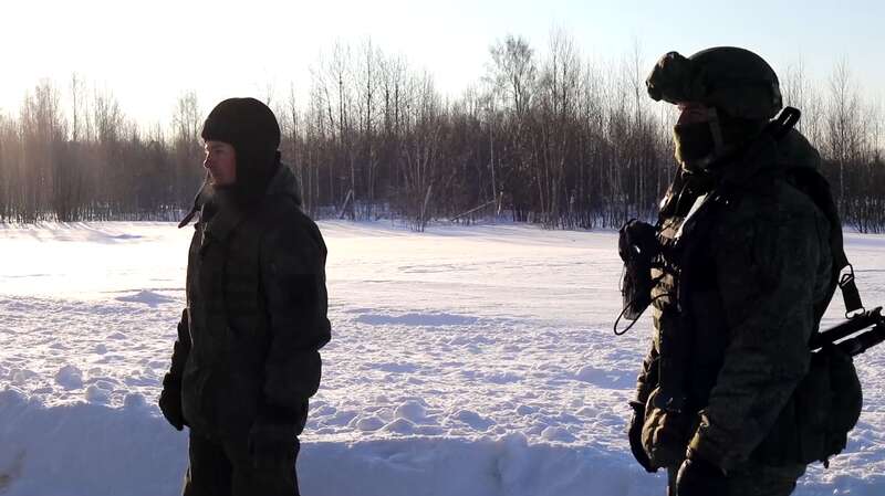 Военных отправляют с аэродрома "Северный" dqxikeidqxiqqeant