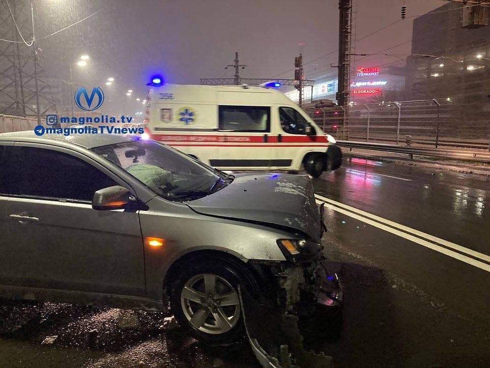 ДТП на вулиці Грінченка, у Києві лоб у лоб зіштовхнулися Mitsubishi та Mercedes dqxikeidqxiqqeant