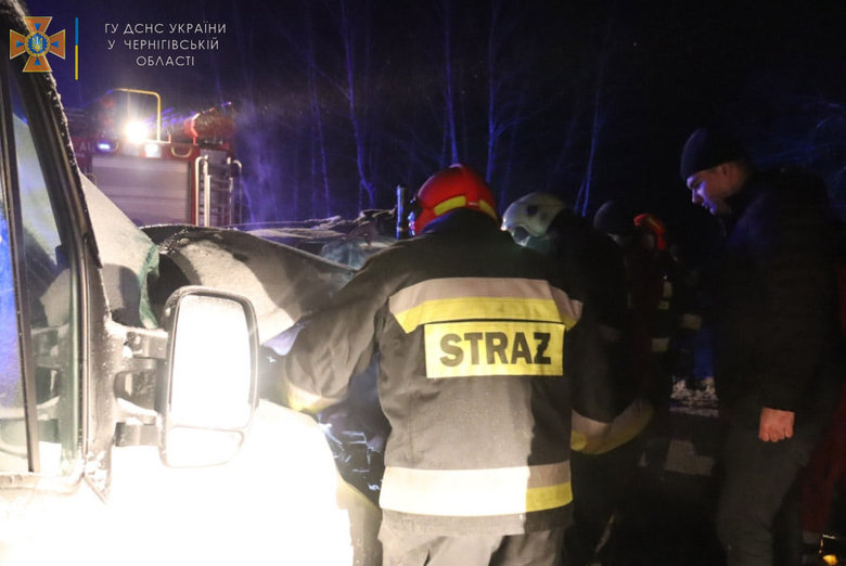 Микроавтобус и легковушка столкнулись в Черниговской области: 11 пострадавших, среди которых есть ребенок 06