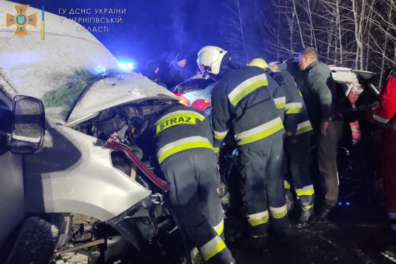 Микроавтобус и легковушка столкнулись в Черниговской области: 11 пострадавших, среди которых есть ребенок 07