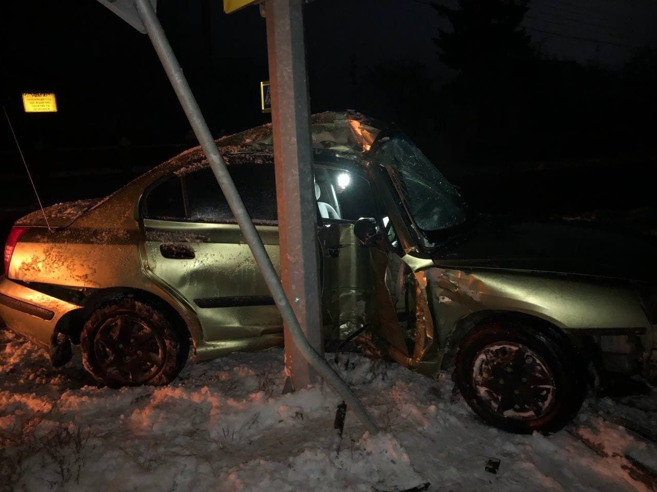 Машина на скорости въехала в электроопору. dqxikeidqxiqqeant