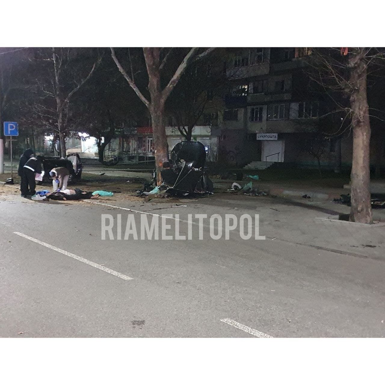 В результате аварии машину практически разорвало