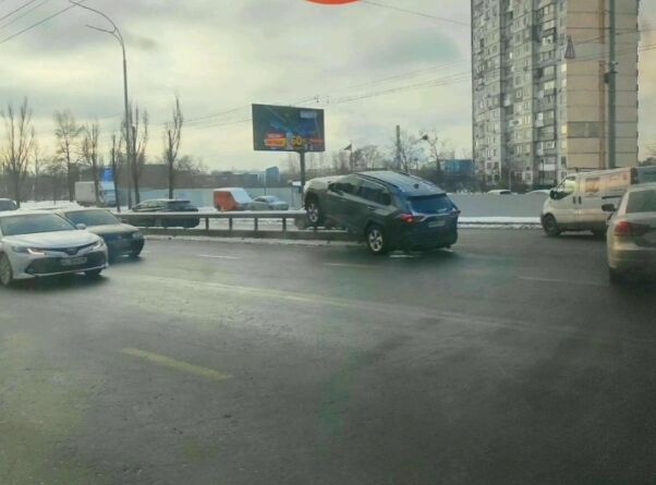 Женщина перепутала педали тормоза и газа. dqxikeidqxiqqeant