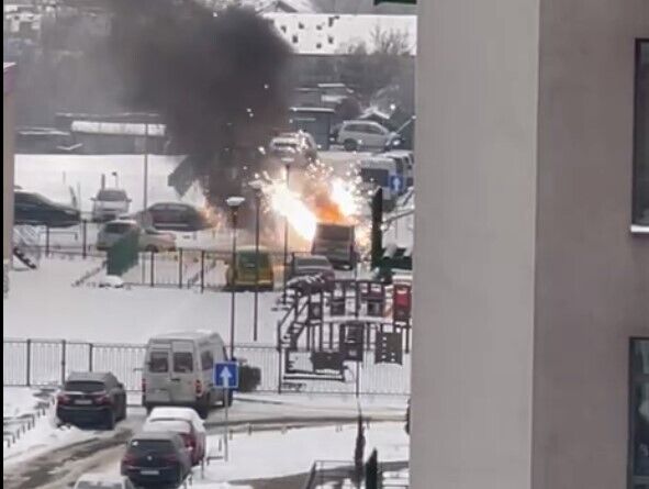 Во время пожара в машине что-то взорвалось.