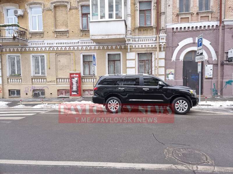 Автомобиль Кличко припаркован с нарушение ПДД dqxikeidqxiqqeant