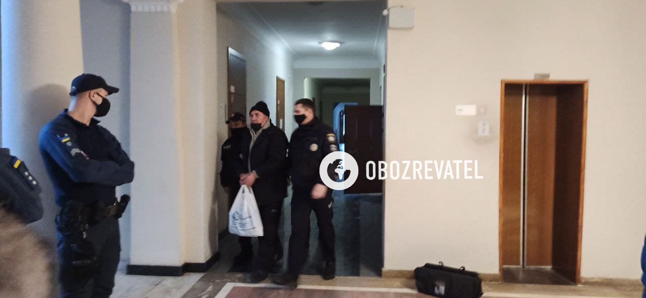 Захаренко ведут в зал суда