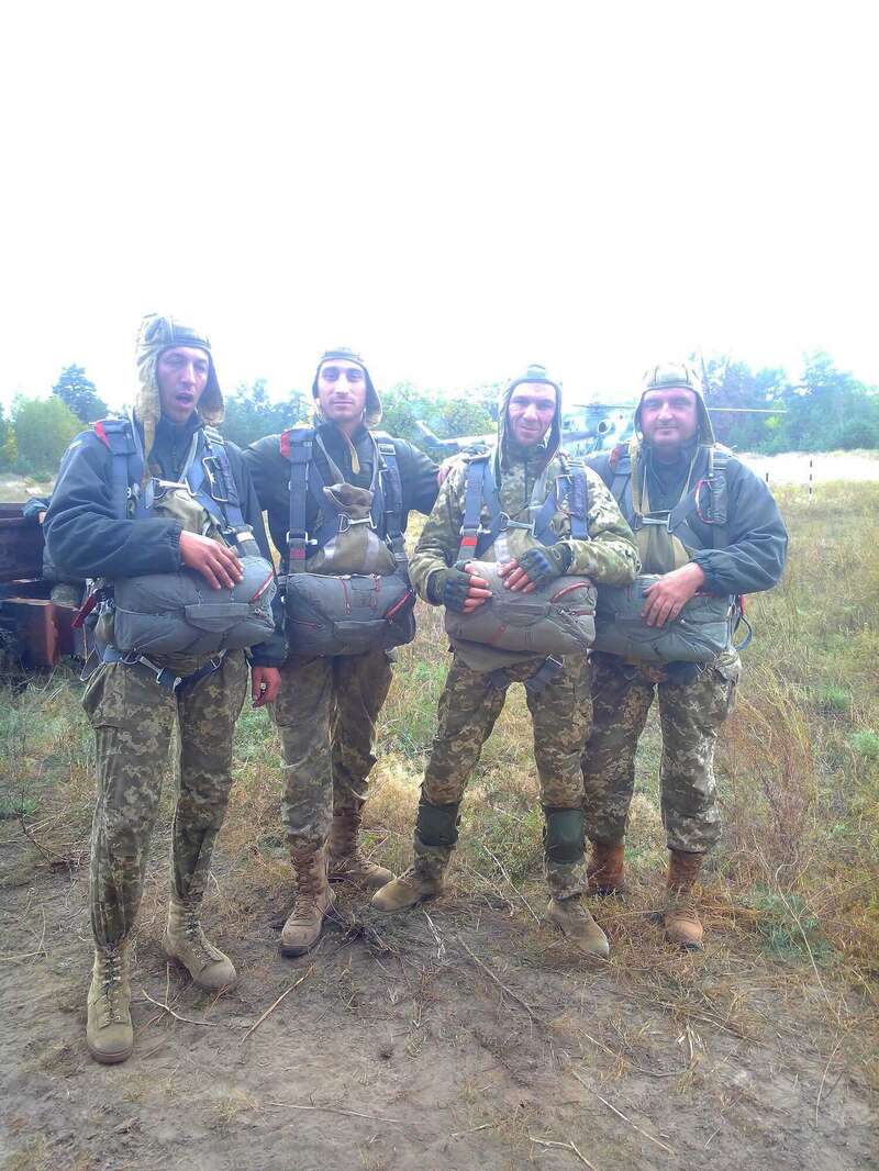 Виталий (крайний справа) до войны ни разу не прыгал с парашютом