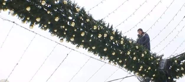 Ялинка на Софійській площі, у Києві почали розбирати новорічне містечко dqxikeidqxitkant