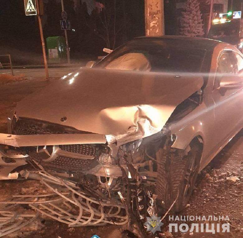 У Києві п’яний молодик вкрав Mercedes, він розбив його у ДТП dqxikeidqxitkant