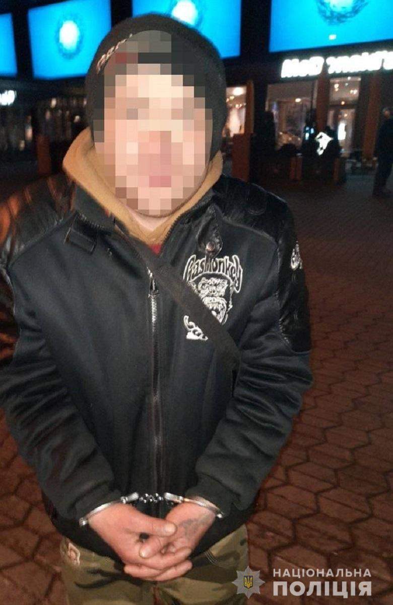 У Києві п’яний молодик вкрав Mercedes, він розбив його у ДТП