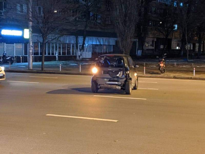 У Києві п’яний молодик вкрав Mercedes, він розбив його у ДТП У Києві п’яний молодик вкрав Mercedes, він розбив його у ДТП