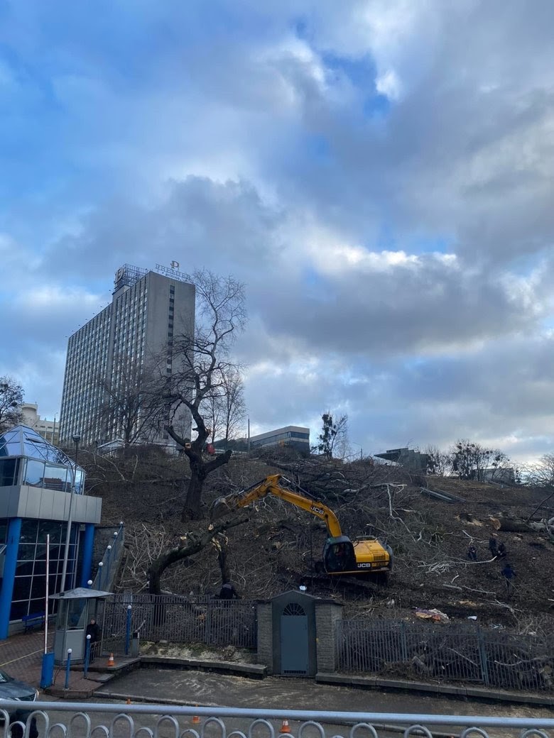 Знищені дерева біля Олімпійського і відголоски кримінальних 90-х: історія, де випливають Суркіси, Каха Каладзе, Черновецький і Целовальник 01 Знищені дерева біля Олімпійського і відголоски кримінальних 90-х: історія, де випливають Суркіси, Каха Каладзе, Черновецький і Целовальник 01 dqxikeidqxitkant