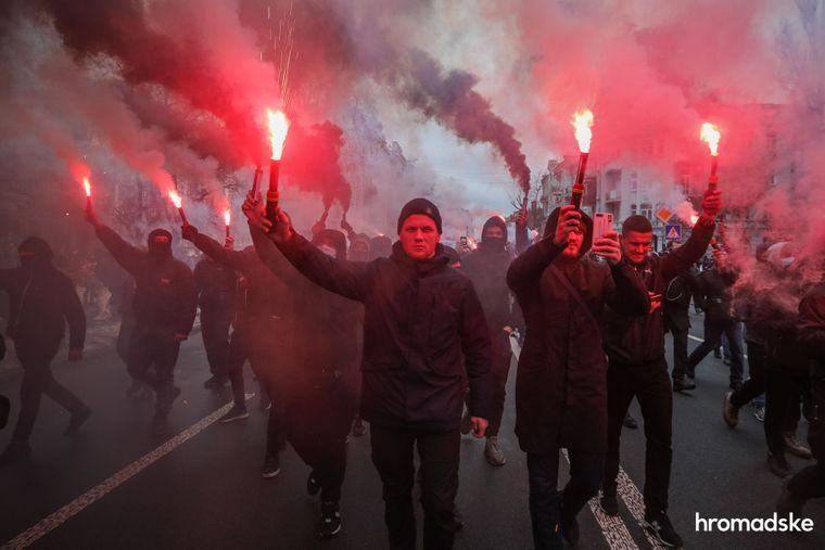 Движение «Гонор» с файерами во время акции в поддержку одесского активиста Сергея Стерненко, 2021 год