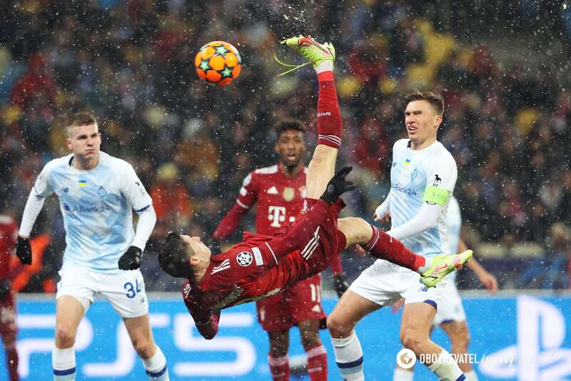 Роберт Левандовски забивает мяч "Динамо".