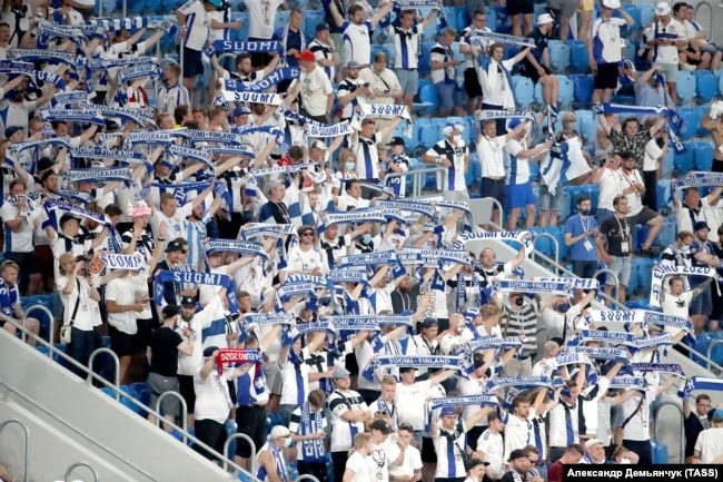 Болельщики сборной Финляндии на "Газпром Арене" во время матча с Бельгией, 21 июня 2021 года