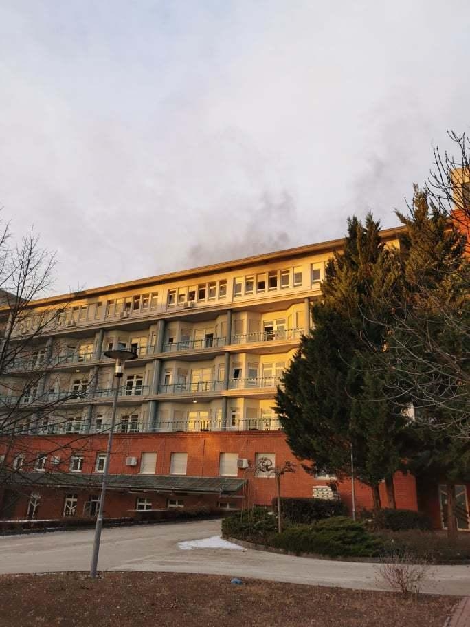 Во время пожара больницу окутал сильный дым dqxikeidqxiqqeant