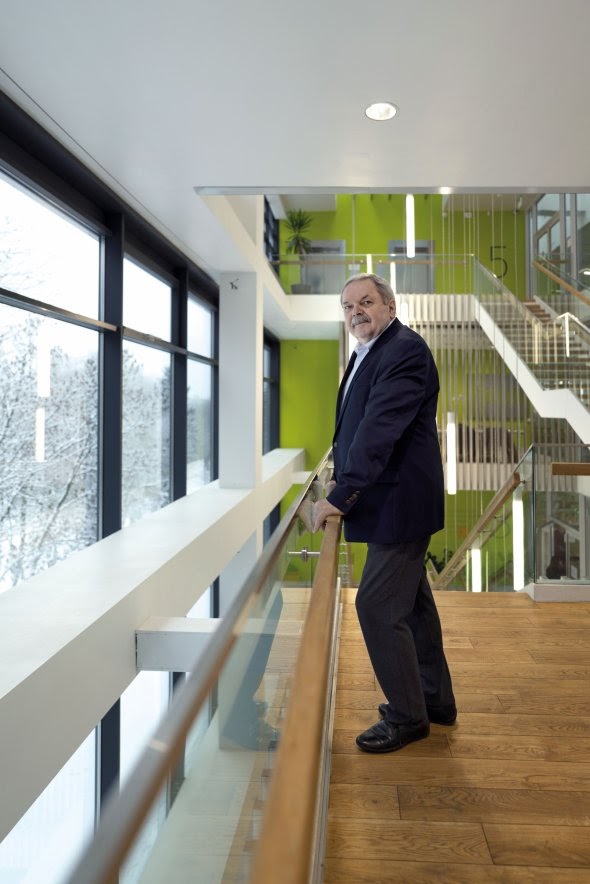 Мирослав МАРИНОВИЧ, 72 роки, правозахисник, публіцист. Народився 4 січня 1949-го в селі Комаровичі Львівської області. Батько – водій, мати – продавщиця у книгарні. Закінчив електрофізичний факультет університету ”Львівська політехніка”. Фах – інженер електронної техніки. Служив у військах радіозв’язку у Вологді. 22 травня 1973 року після покладання квітів до пам’ятника Тарасові Шевченку вперше затримала міліція. За розпорядженням КГБ звільнений із роботи в київському видавництві ”Техніка”. 1976-го став співзасновником правозахисної організації ”Українська Гельсінська група”. За рік арештований. Після 11 місяців слідства засуджений до семи років таборів суворого режиму та п’яти років заслання за протирадянську агітацію та пропаганду. Ув’язнення відбував у селі Кучино Пермської області. Брав участь у правозахисних акціях. 150 днів провів у штрафному ізоляторі, півтора року – у приміщенні камерного типу. Кілька разів оголошував голодування, найдовше тривало 20 днів. Організація ”Міжнародна амністія” визнала в’язнем сумління. Під час заслання працював столяром у селі Саралжин, Казахстан. Відмовився подавати клопотання про помилування. Навесні 1987 року повернувся в Україну. 1991-го реабілітований. Засновник першої групи ”Міжнародної амністії” в СРСР та Української асоціації ”Міжнародної амністії”. Член громадської ради Українсько-Американського бюро захисту прав людини. Працював журналістом у дрогобицькій газеті ”Галицька зоря”, викладав історію християнства в Дрогобицькому педагогічному інституті, співробітник Інституту східноєвропейських досліджень. Засновник і директор Інституту релігії і суспільства Львівської богословської академії – нині Український католицький університет. Проректор з питань призначення та місії УКУ. Почесний президент Українського ПЕН. Кавалер ордена Свободи, ордена князя Ярослава Мудрого V ступеня, ордена ”За мужність”. Лауреат премії Василя Стуса та Станіслава Вінценза. Почесний громадянин Дрогобича та Львова. Дружина 73-річна Любов Хейна – журналістка, літературна редакторка. Дітей не мають. Виховали племінника дружини Михайла Хейну, 42 роки. Не їсть сала. Захоплюється працями американського історика та письменника Тімоті Снайдера. Відпочиває з книжками Аґати Крісті. Живе у Львові dqxikeidqxitkant