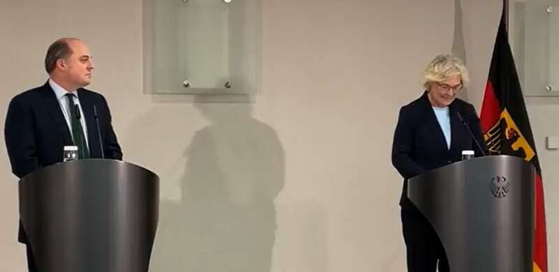 Брифинг Кристины Ламбрехт с Беном Уоллесом. dqxikeidqxiqqeant