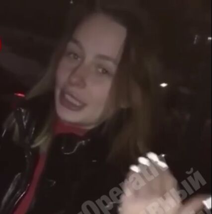 Девушка выстрелила во дворе дома. dqxikeidqxitkant