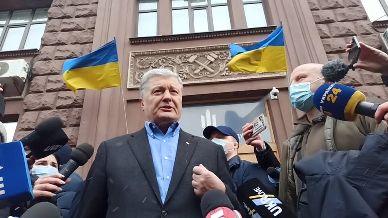 Порошенко пришел на допрос в ГБР, но показаний не давал: Я не намерен участвовать в этом шоу 03