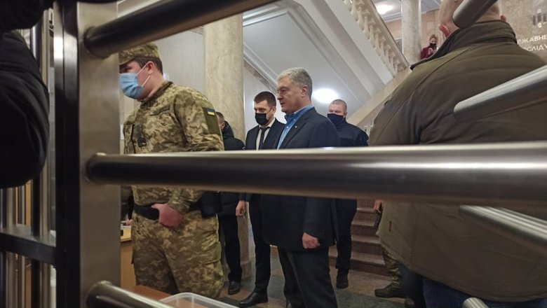 Порошенко пришел на допрос в ГБР, но показаний не давал: Я не намерен участвовать в этом шоу 05