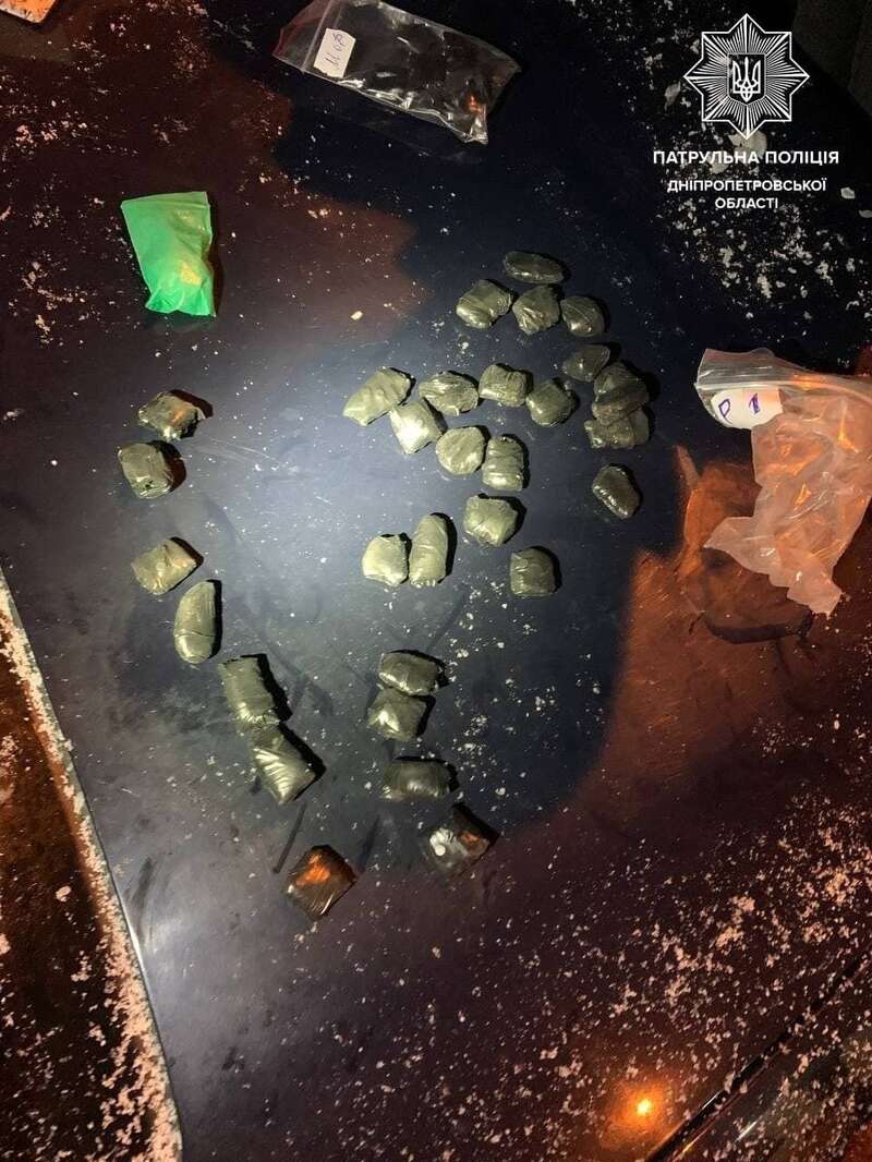 Всего в машине нашли почти 130 пакетиков с, предположительно, наркотиками.