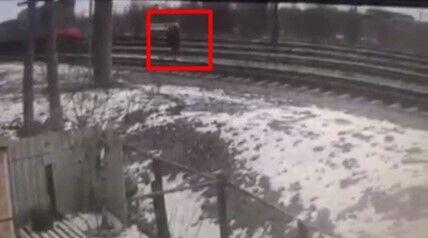 Девушка переходила железнодорожные пути dqxikeidqxitkant