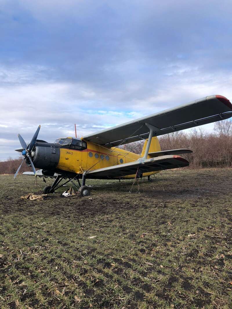 Самолет бросили прямо в поле.