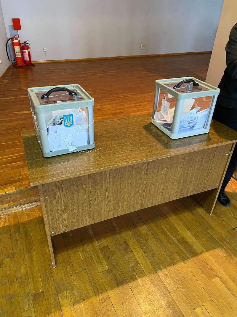 Одну из урн с бюллетенями украли