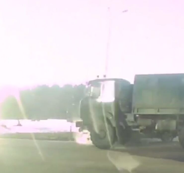 Грузовик протаранил несколько автомобилей. dqxikeidqxitkant