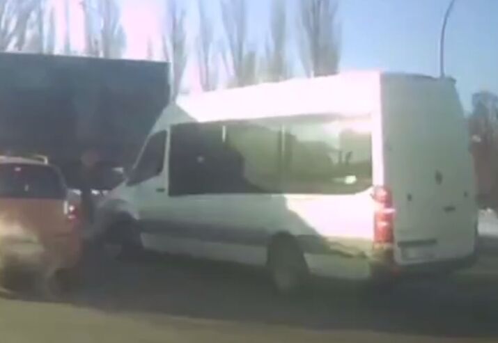 Авария произошла на перекрестке.