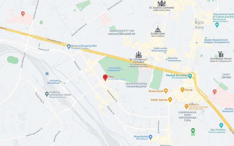 Возле "Велюра" повесили дорожные знаки "Остановка запрещена" и "Эвакуация автомобиля" dqxikeidqxitkant