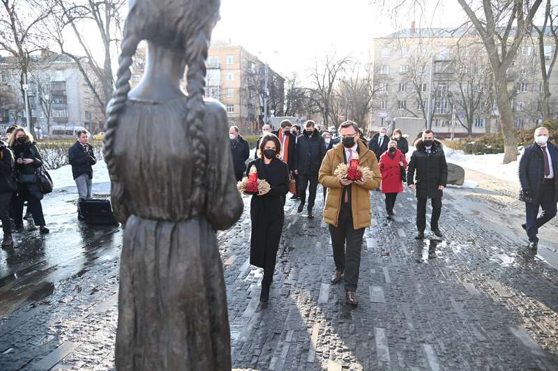 Бербок с Кулебой посетили музей Голодомора dqxikeidqxiqqeant