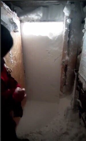 Снег заблокировал дверь dqxikeidqxiqqeant