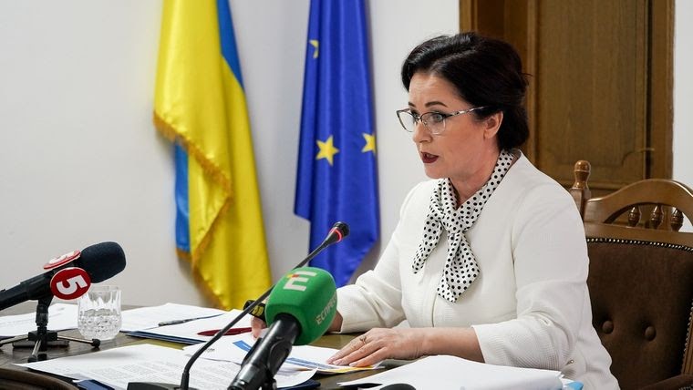 Глава комиссии Екатерина Коваль. По словам Виталия Шабунина, она может быть связана с бизнесменом Игорем Коломойским