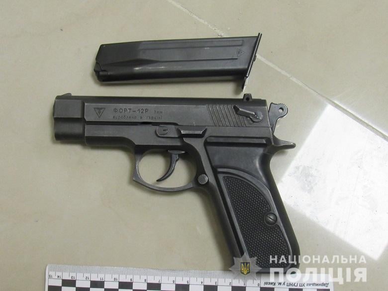 Мужчина выстрелили строителю в ногу. Скриншот из фейсбука Нацполиции dqxikeidqxiqqeant