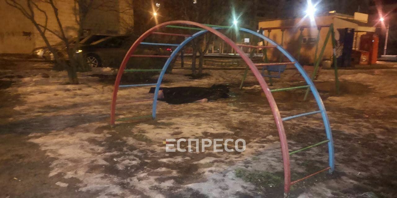 Тело мужчина обнаружили на детской площадке.