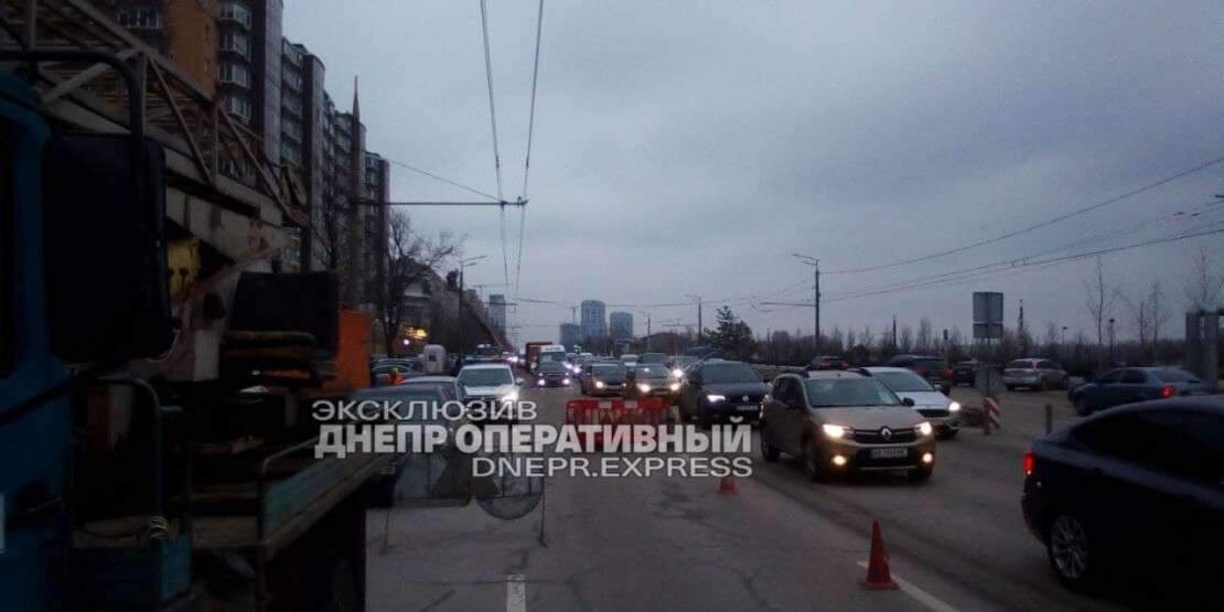 У Дніпрі фура знесла автовишку та звідти випали працівники dqxikeidqxiqqeant