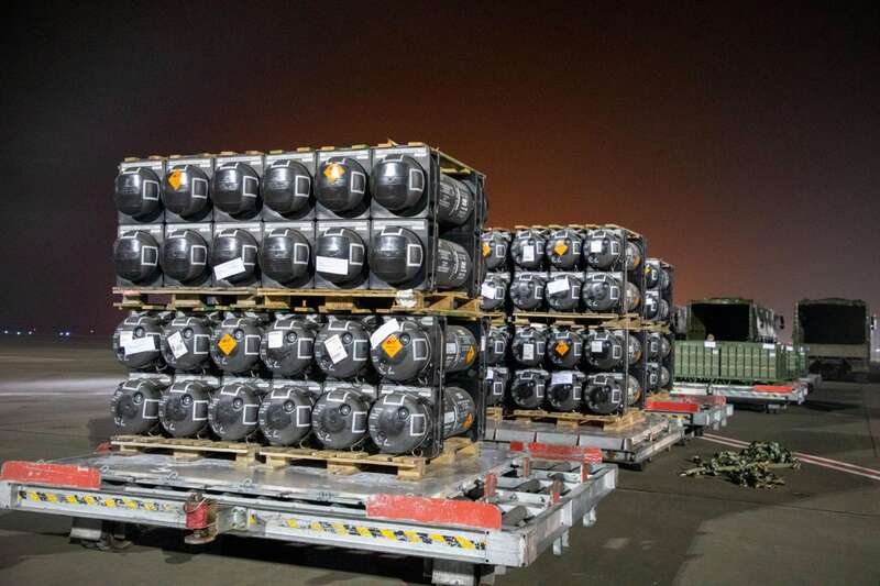 Российские танки безвылазно застряли в грязи под Ростовом (видео)