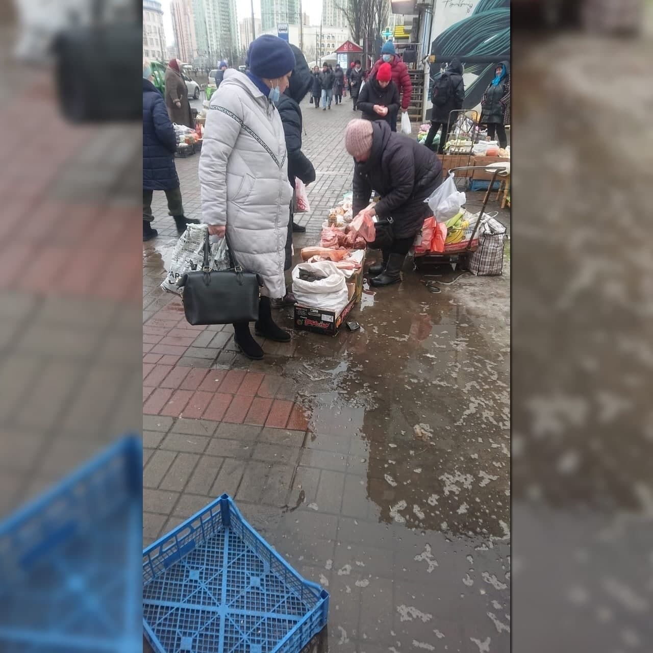 Женщина поставила ящики с товаром посреди лужи. dqxikeidqxiqqeant