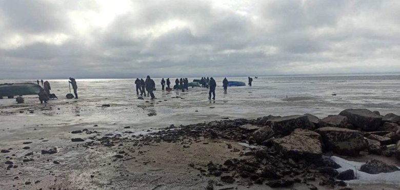 Спасатели сняли с дрейфующей льдины на Днепре 200 рыболовов, - ГСЧС 01 dqxikeidqxitkant