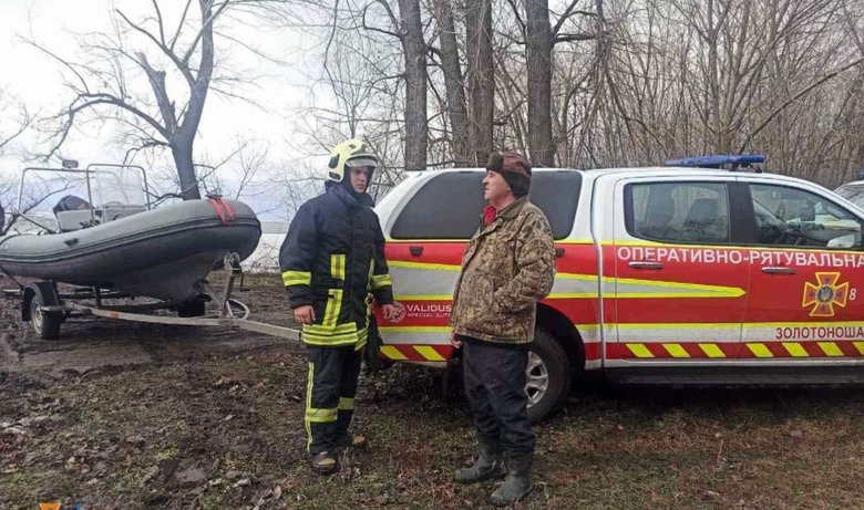 Спасатели сняли с дрейфующей льдины на Днепре 200 рыболовов, - ГСЧС 02