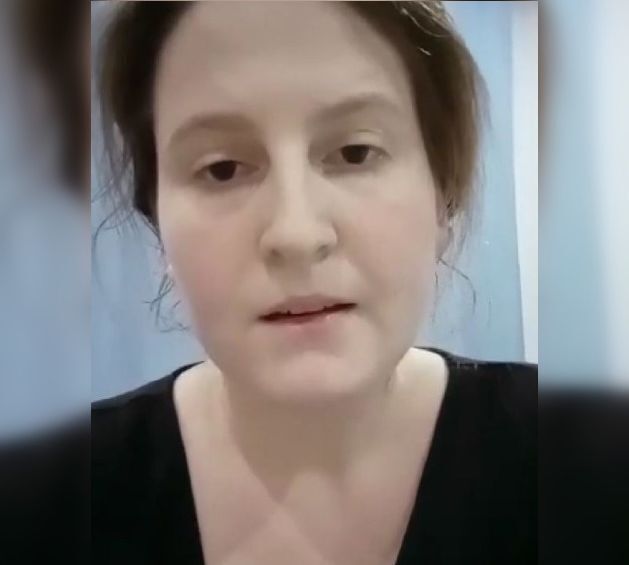 Сестра Артемия, Юлия, живет в России. dqxikeidqxitkant