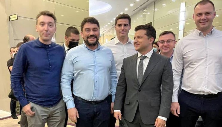 Я бы хотел по 20 тысяч с точки на нас всех… Я так понимаю, что курирует все вопросы Татаров, потому что он к нему ездит на полный отчет. Що відкрилось про корупцію слуги Трубіцина у суді 02 Я бы хотел по 20 тысяч с точки на нас всех… Я так понимаю, что курирует все вопросы Татаров, потому что он к нему ездит на полный отчет. Що відкрилось про корупцію слуги Трубіцина у суді 02