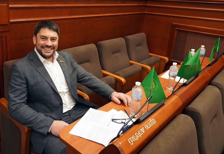 Я бы хотел по 20 тысяч с точки на нас всех… Я так понимаю, что курирует все вопросы Татаров, потому что он к нему ездит на полный отчет. Що відкрилось про корупцію слуги Трубіцина у суді 06 Я бы хотел по 20 тысяч с точки на нас всех… Я так понимаю, что курирует все вопросы Татаров, потому что он к нему ездит на полный отчет. Що відкрилось про корупцію слуги Трубіцина у суді 06