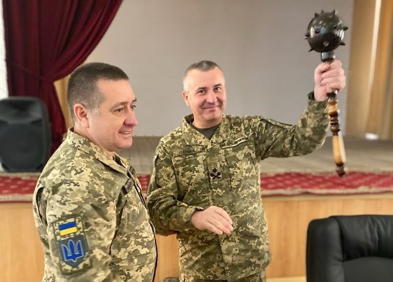 Командующий Силами теробороны ВСУ Ю. Галушкин (справа). Фото: https://www.ukrmilitary.com Командующий Силами теробороны ВСУ Ю. Галушкин (справа). Фото: https://www.ukrmilitary.com