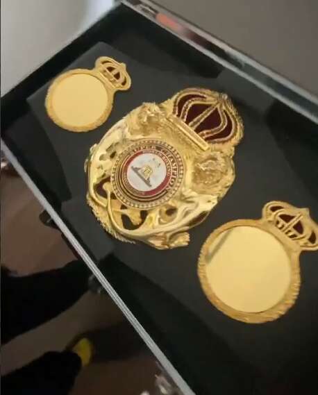 Пояс WBA принадлежит Усику.