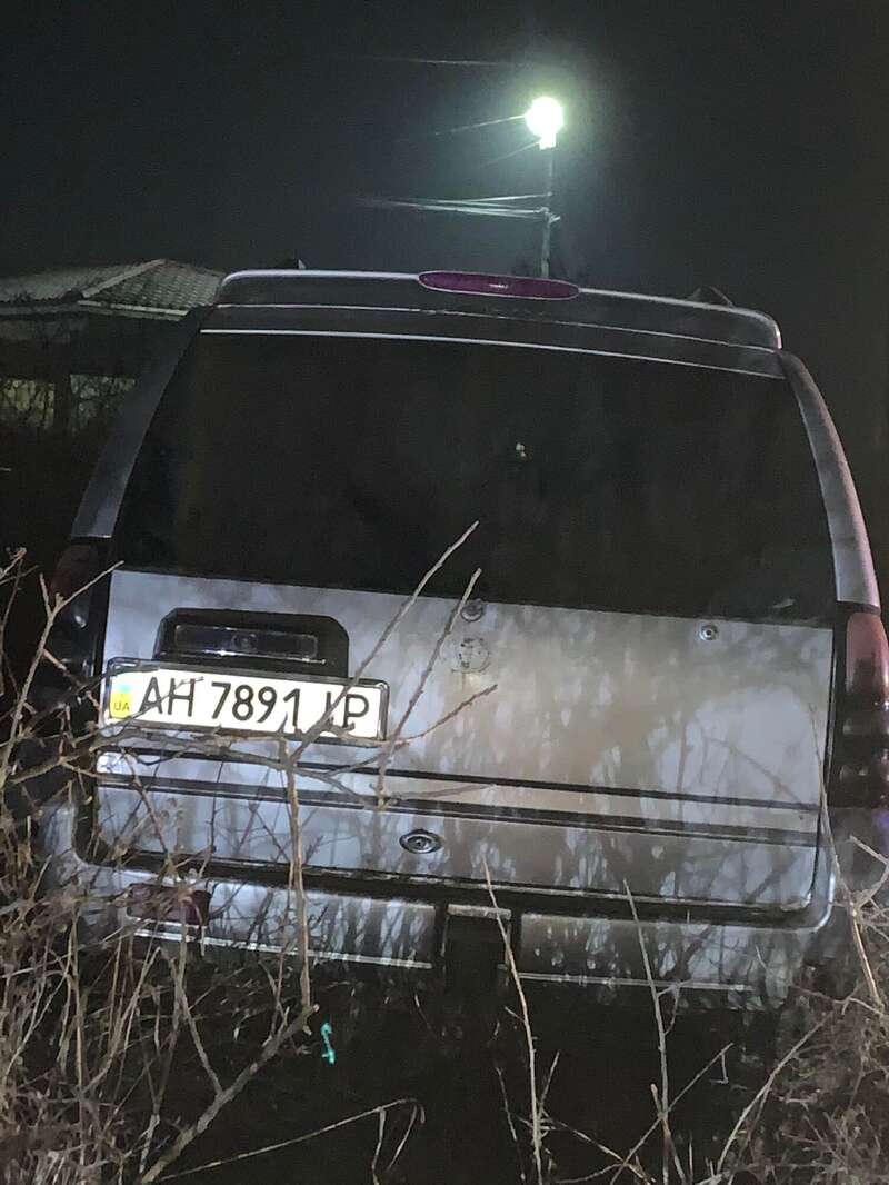 Семья шла по дороге, которая совсем не освещается