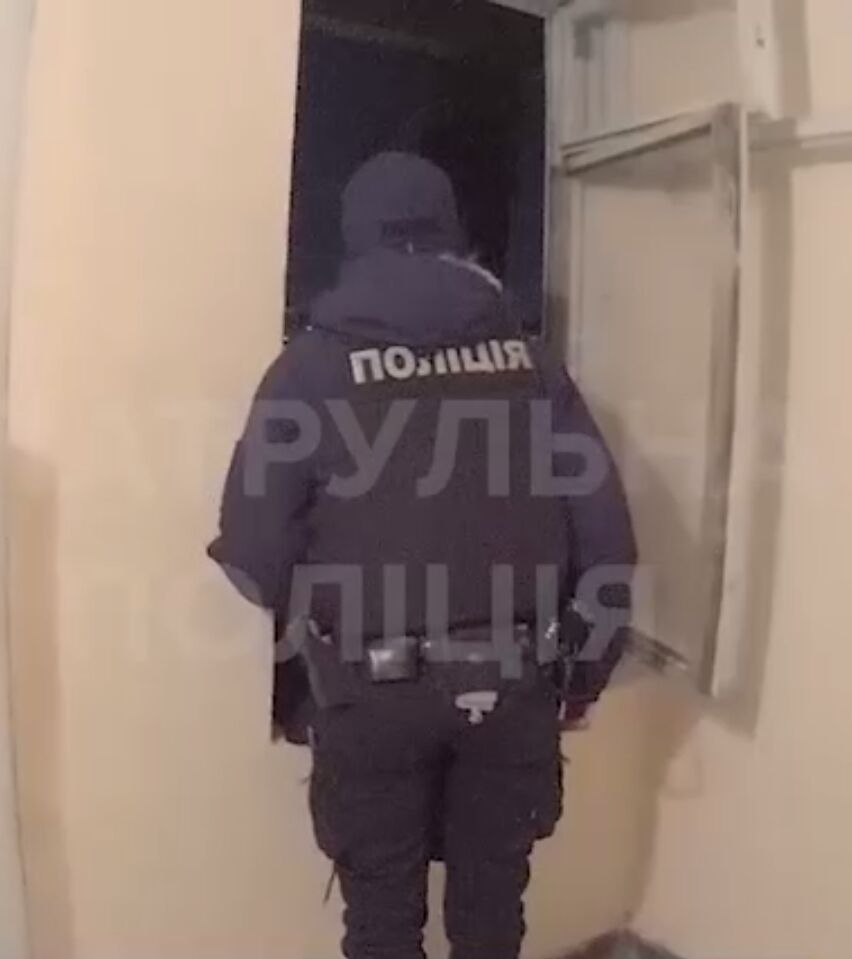 Патрульная пыталась общаться с мужчиной. dqxikeidqxitkant