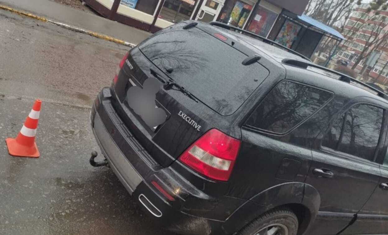 Мужчина капюшоном зацепился за фаркоп машины. dqxikeidqxiqqeant